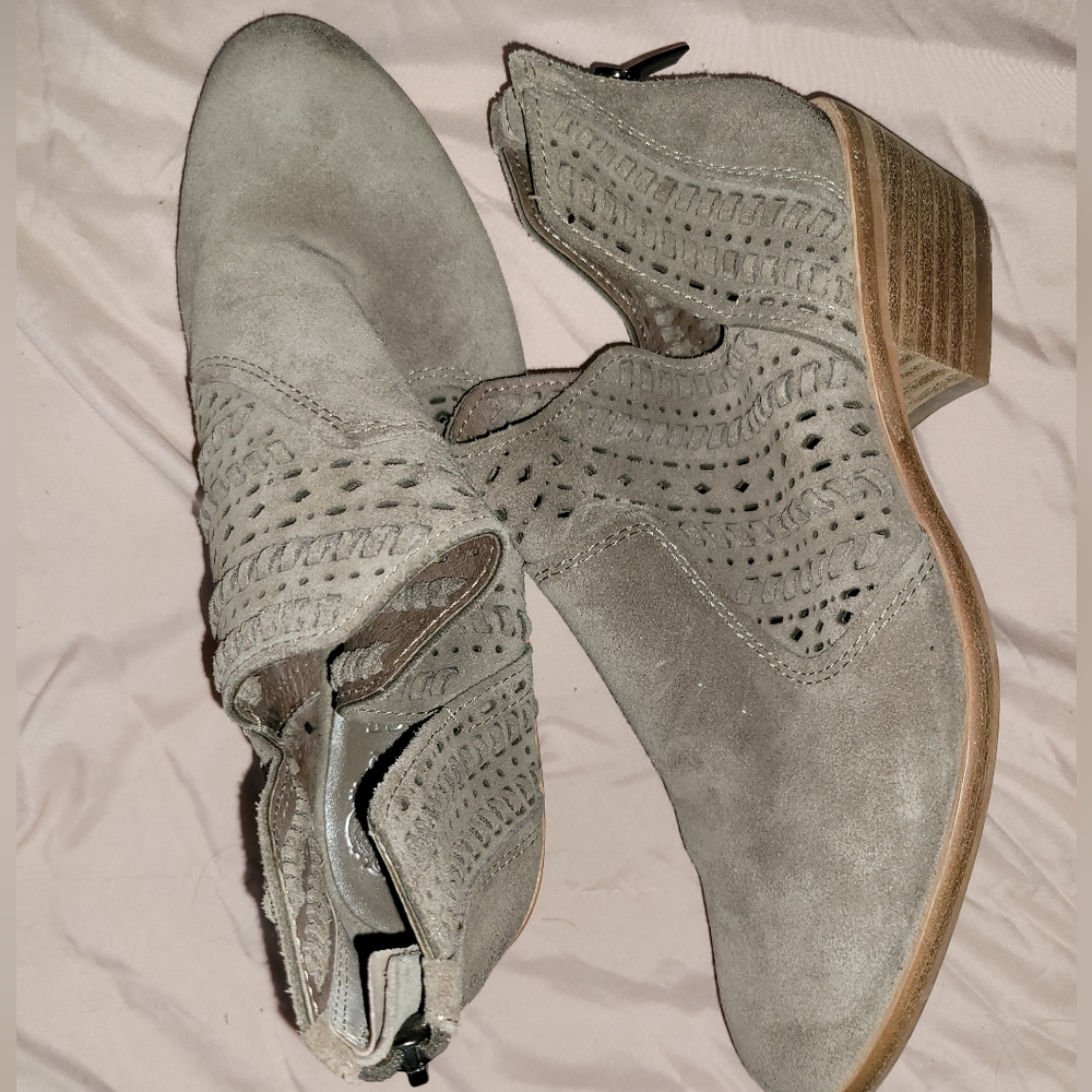 Vince Camuto booties size 7